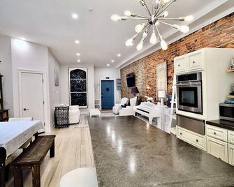 Spacious Oasis - Parking, Private Patio & Roofdeck - Philadelphia - Living room