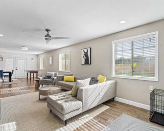 4BR Gilbert Home | Dog Friendly | Ping Pong & Foosball | Large backyard | Downtown Less Than 1 Mile - Gilbert - Living room