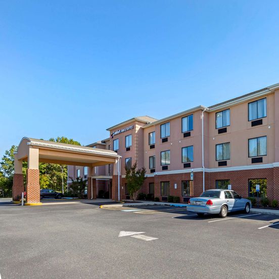 Building view of Comfort Inn & Suites Cambridge