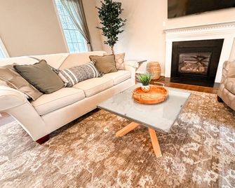 Hilltop House- Clean, Comfortable & Convenient - Midlothian - Living room