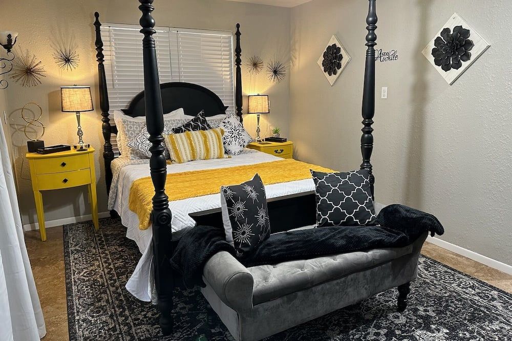 Midnight Lantern sugar skull corn hole, life size Checkers, Horseshoe, Foosball - سان انطونيو - غرفة نوم