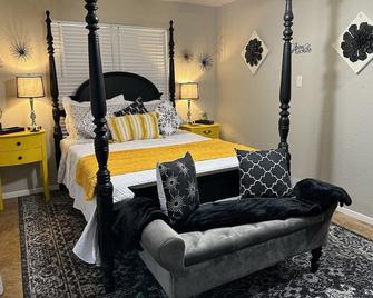 Midnight Lantern/ Rodeo \nriverwalk 3.8 Miles/ Golf 5.7mi /Af Bmt/ Foosball Table - San Antonio - Bedroom