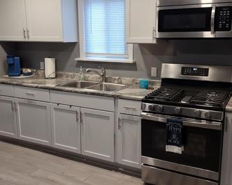 Newly renovated home 5 minutes from beach, dining and recreation - Bay City - Kitchen
