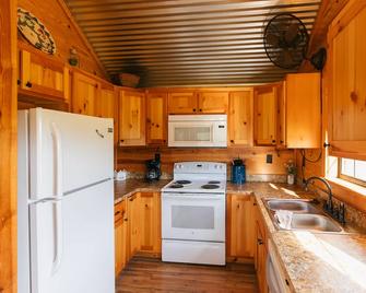 Brazos River Cabin on 15 acres - Glen Rose - Kitchen