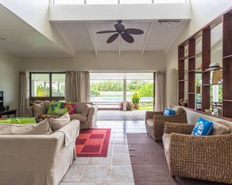 Muri Beach Villa - Ngatangiia - Living room