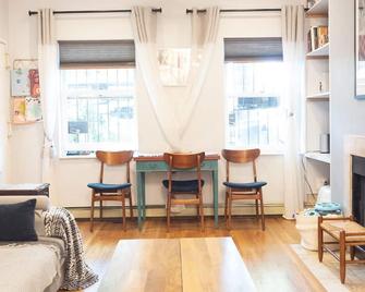 Beauty 2 BR Duplex w/Private Garden. Great for Kids - Brooklyn - Living room