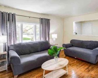 Suburb comfy home near RIT and airport - Henrietta - Living room