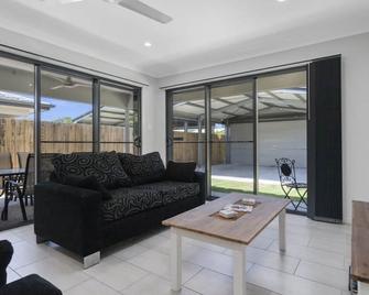 Lavish Beach House On The Surf Side! - Woorim - Huiskamer