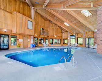 Capital O Amerihost Inn and Suites Fulton Hwy 54 MO - Fulton - Pool