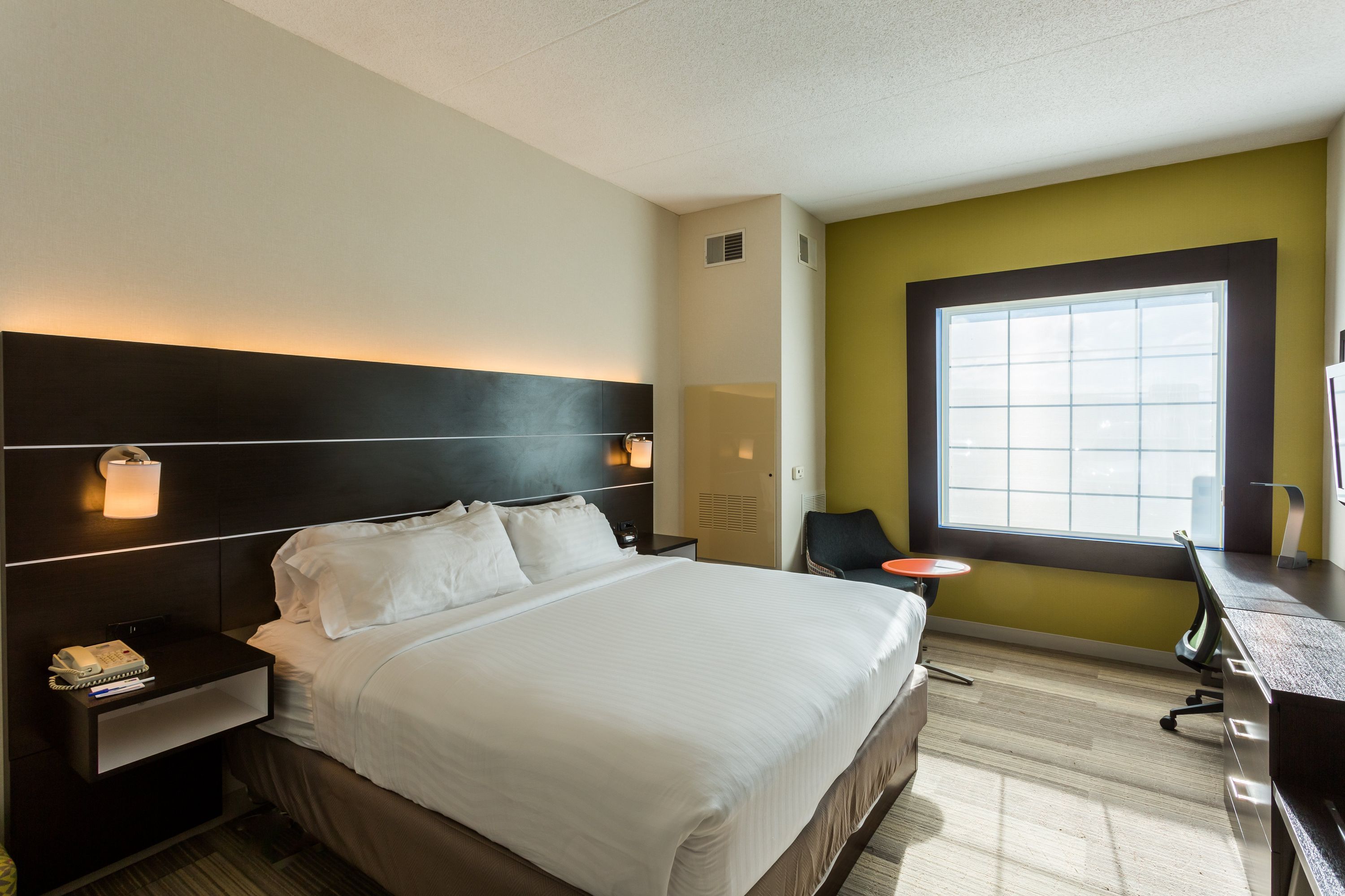 Holiday Inn Express & Suites Reading Airport By IHG