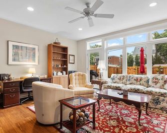 Classy Old Town Getaway 3-BR in Perfect Location - Alexandria - Sala