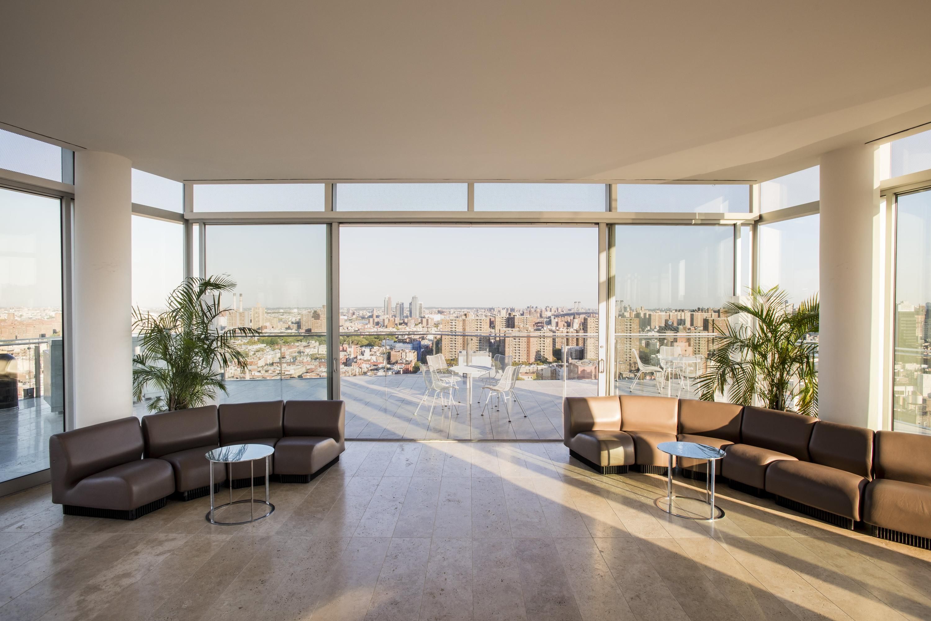 ذا ستاندارد إيست فيلدج