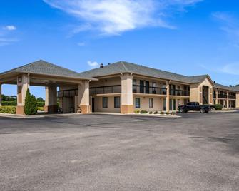 Quality Inn North - Battleboro - Building