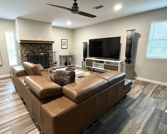 Ideal Adorable Home Rental for Large Fan Group- Walk to At&t Sta. Free Parking - Arlington - Living room