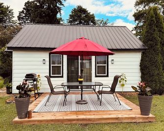 Newly Updated Quiet Cottage Near Turkey Point And Port Dover - Simcoe - Patio
