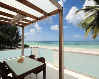 Grand Suite Ocean Front private beach patio 8 pax ( 4 bedrooms 3 bathrooms ) - Kiwengwa - Balcony