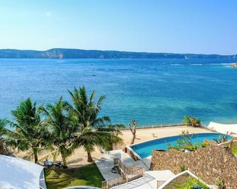 Inlight Lombok Beach Hotel - Bumbang - Piscina