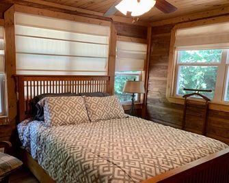 Woodside Nook Cabin at the BHR Farm Village: perfect hiking get-a-way - Blairsville - Bedroom