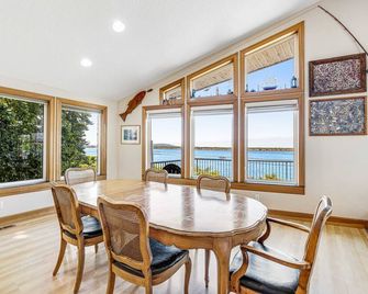 Dog Friendly Bay View Home with Nautical Decor Close to Beach - Garibaldi - Eetruimte