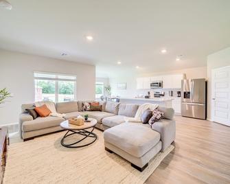 Family Home With Large Yard And Patio In - Broken Arrow - Living room
