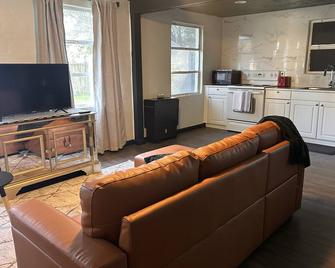 Beautiful Bungalow - 20 mins from Fort Rucker - Ozark - Wohnzimmer