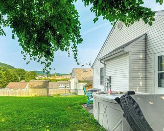 Roanoke Mountain Home 4 Mi to Blue Ridge Parkway! - Roanoke - Outdoors view