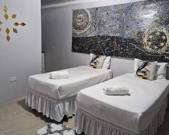 Enjoy Nature, Culture & Comfort in Spacious Standard, Suite & Family Rooms - Serowe - Habitación