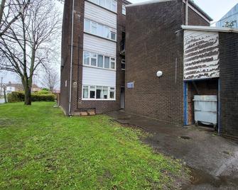 Bright Modern 3 Bedroom Apartment - Sutton - Building