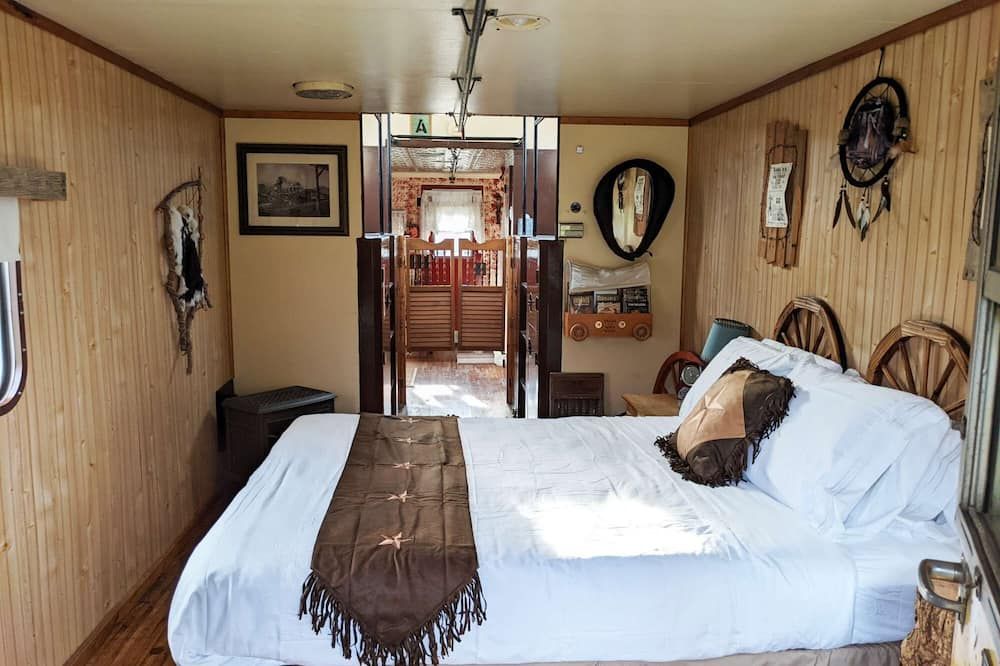 Wild West at Olympic Railway Inn - Pet Friendly - Sequim - Bedroom
