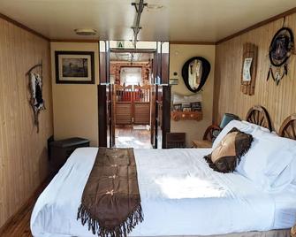 Wild West at Olympic Railway Inn - Pet Friendly - Sequim - Bedroom