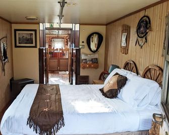 Wild West at Olympic Railway Inn - Pet Friendly - Sequim - Bedroom