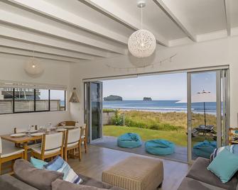 Beachfront Beauty - Whangamata Beachfront Home - Whangamata - Wohnzimmer