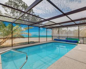 Screened Lanai and Heated Pool Spring Hill Home - Spring Hill - Piscina