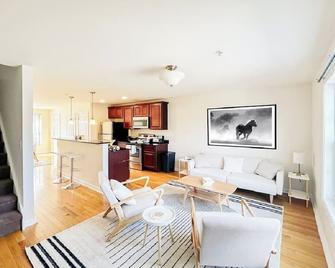 Luxury & Style, 3 King Bed, W/D, & Free Garage - Schenectady - Living room
