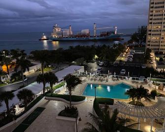 Beautiful remodeled condo ocean front, new furniture, beach access - Fort Lauderdale - Bể bơi
