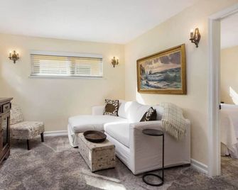 Affordable Executive Getaway - Santa Barbara - Living room