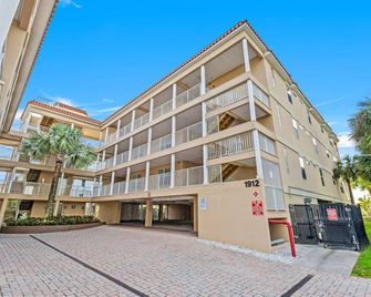 Beachfront, Gulf View, Free Wi-Fi & Cable, Heated Pool! Free Activities! ~ 303 Oceanway - Clearwater Beach - Building