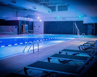 Village Hotel Cardiff - Cardiff - Pool