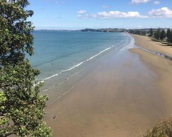 The Log cabin resort - Orewa - Beach