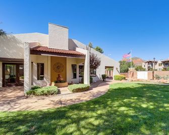 Mtn-View Condo w/ Hot Tub Access in Sedona! - Sedona - Edificio