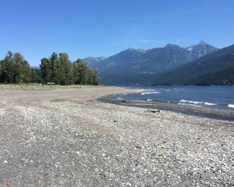 The Kootenay Cottage - Balfour - Beach