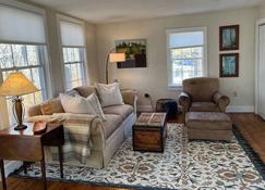 Charming 1850s Yarmouth Village Home - Yarmouth - Living room