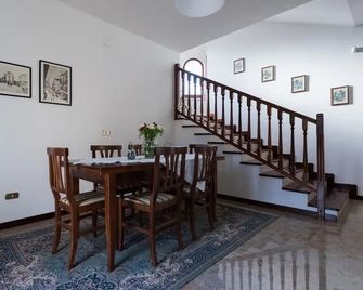 Ellebì B&B - Montone - Escaleras