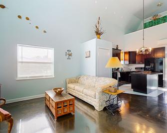 Riverfront home with internet, washer and dryer, and perfect for kayaking - Sebring - Living room