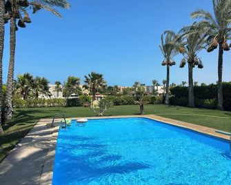 Specious Northern Coast Twin Villa – 6BR, Pool & Water Views, Peaceful escape. - 시디 압델 라흐만 - 수영장