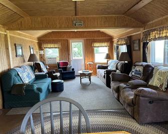 Marzullo's Mountaintop Cabin - Brookville - Wohnzimmer
