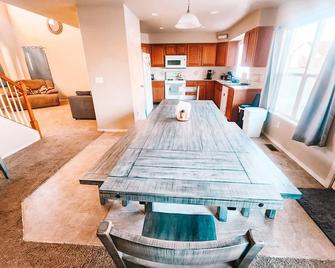 Hot Tub, King Beds, Pet Friendly Close to I25 - Fountain - Comedor