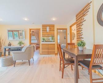 Enchanting 3 Bedroom Lake House on Candlewood Lake - Danbury - Comedor