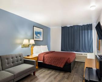 Rodeway Inn and Suites Sidney Historic Downtown I-80 - Sidney - Bedroom