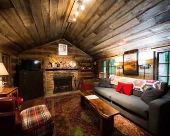 Grandma Barnes Cabin - Nashville - Living room